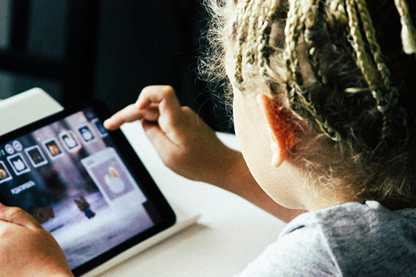Adultización en los niños: influencias y peligros de la tecnología
