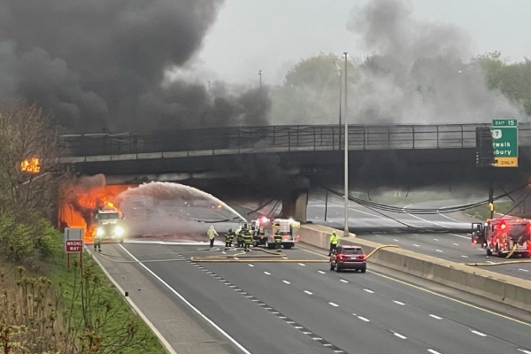 Carretera en llamas: explosión de un camión cisterna provoca voraz incendio en Connecticut