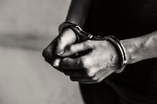 Hombre es acusado de asesinato tras obligar a su hijo a correr en una caminadora