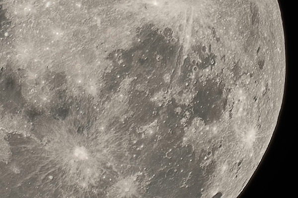 Podría haber más agua bajo la superficie lunar que sobre ella, revela estudio