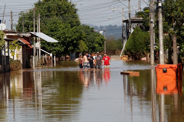 Ascienden a 95 los muertos por catástrofe climática en sur de Brasil
