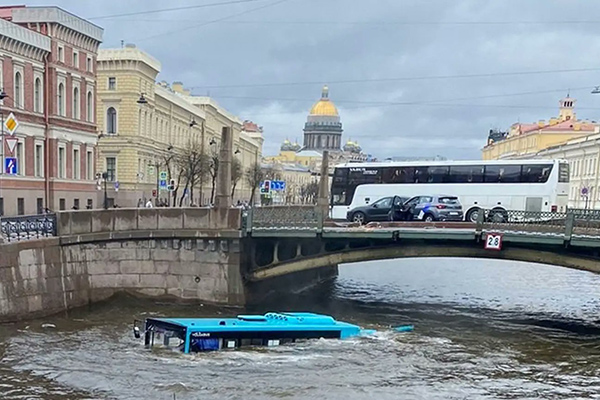 Caída de autobús a un río deja al menos tres muertos en San Petersburgo