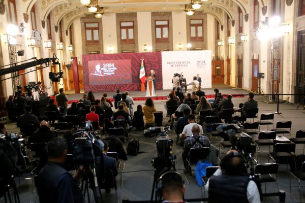 AMLO celebra los avances en libertad de prensa, aunque los datos dicen otra cosa