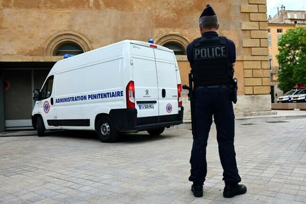 Al menos dos muertos deja ataque contra camioneta de prisión en Francia