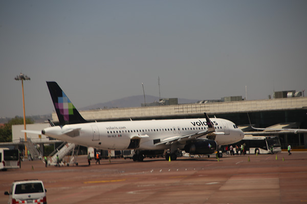 Volaris enfrenta sanción de 300,000 dólares por retrasos en pistas de aeropuertos