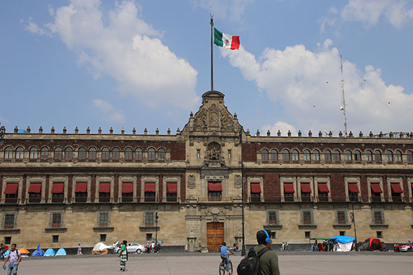 La bandera mexicana ondeará en el Zócalo durante manifestaciones, asegura AMLO