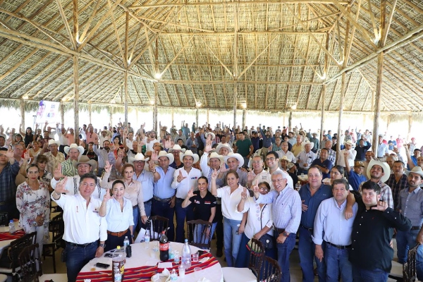 Lalo Rivera se compromete con ganaderos de Xicotepec a trabajar inmediatamente después de obtener el triunfo