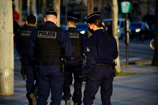 Francia: policía neutraliza a sujeto armado que intentó prender fuego a una sinagoga