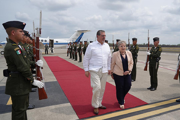 Presidente de Guatemala llega a México para dialogar sobre seguridad y migración