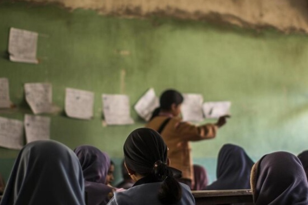 Envenenamiento masivo de niñas en escuela de Afganistán; hay 79 estudiantes afectadas