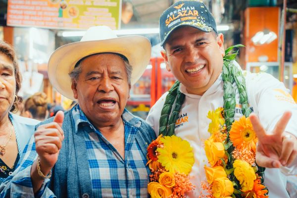 Reciben con entusiasmo a Abraham Salazar en el mercado Domingo Arenas