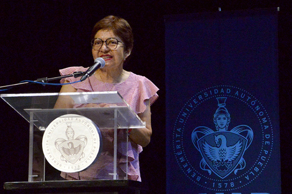 Encabeza Lilia Cedillo graduación de 266 egresados de Medicina