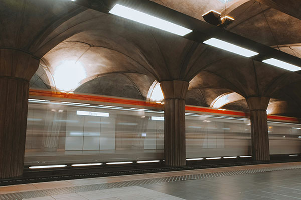 Arrestan a hombre tras apuñalar a tres personas cerca del metro de Lyon