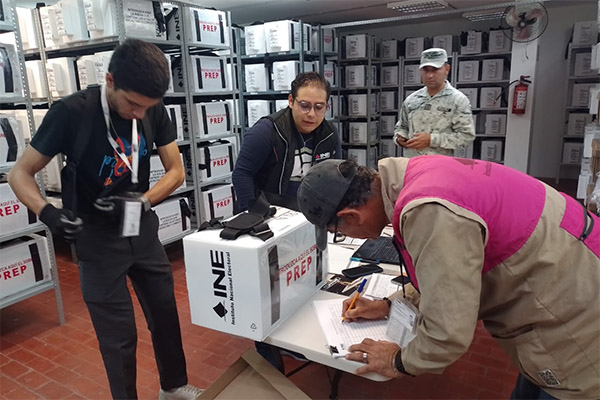 Inicia INE Puebla distribución y entrega de paquetes electorales a presidencias de casilla