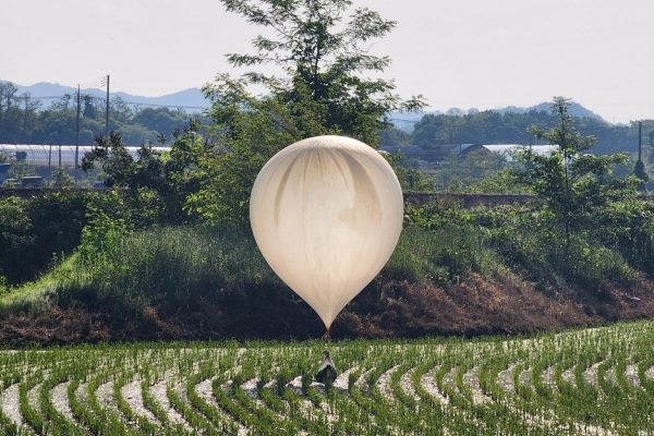 Ejército surcoreano detecta más de 200 globos con basura enviados por Corea del Norte