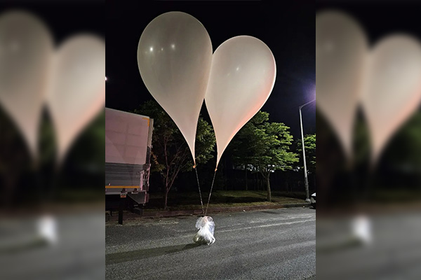 Uno de los globos con desechos norcoreanos cayó en techo de embajada japonesa en Seúl