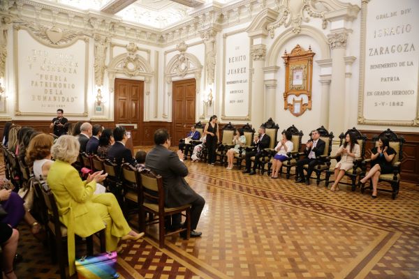 En el Día de la Libertad de Expresión, entregan Cédula Real a dueños de medios