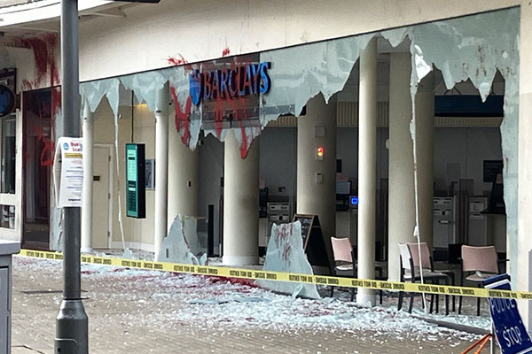 Manifestantes pro-Palestina destrozan oficinas del banco británico Barclays