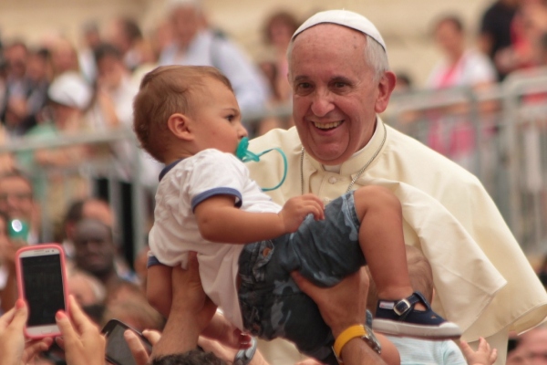 Papa Francisco pide a curas que reduzcan el tiempo de su homilía: “la gente se duerme”