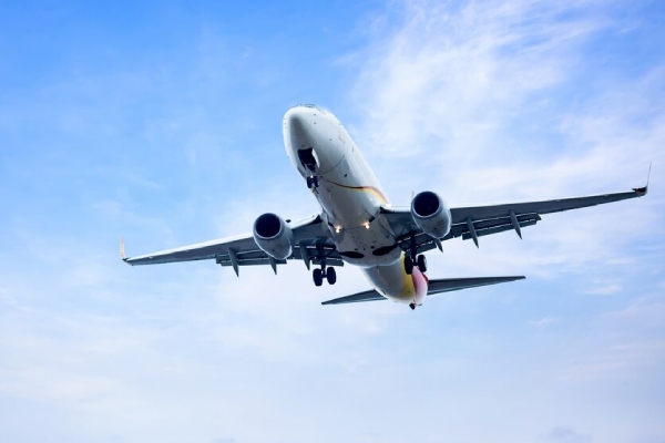 Mal comportamiento de un niño provoca que lo expulsen junto a su padre de un avión