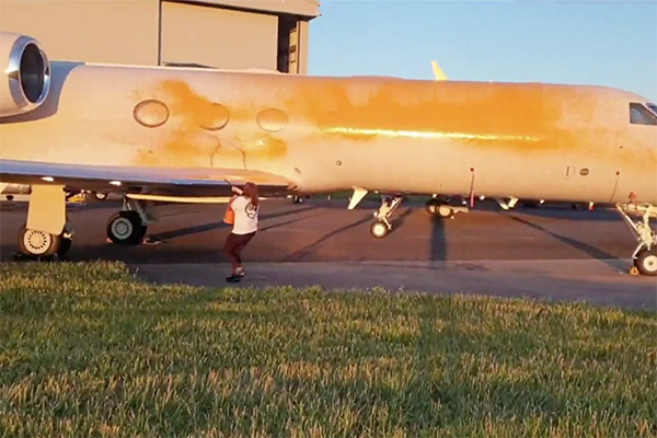 Activistas medioambientales pintan de naranja aviones privados en aeropuerto de Londres