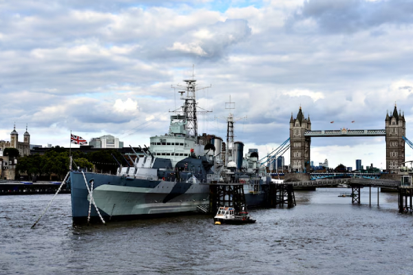 La Armada británica reporta ataque a un barco mercante en golfo de Adén