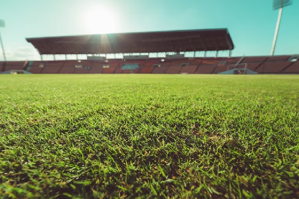 Impresionante socavón "se traga" parte de un complejo deportivo