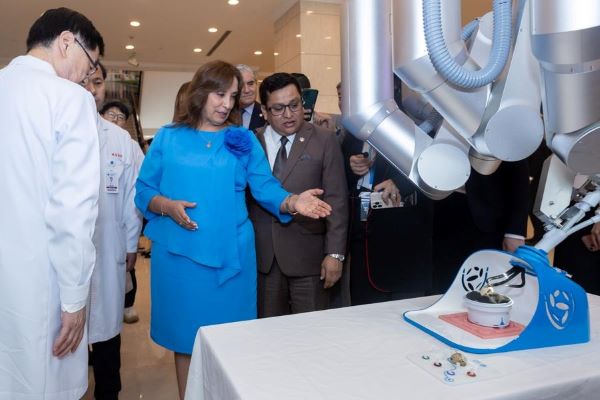 Presidenta peruana elogia progreso tecnológico de China