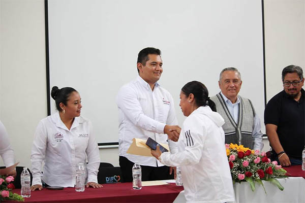 Gobierno de Amozoc reconoce a alumnos tras concluir diversos cursos
