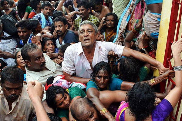 Aumenta a 116 cifra de muertos por estampida en India