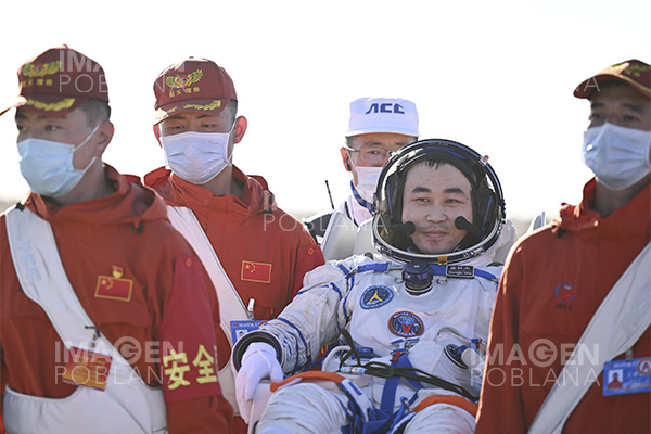Astronautas de Shenzhou-17 se reúnen con la prensa tras su regreso del espacio