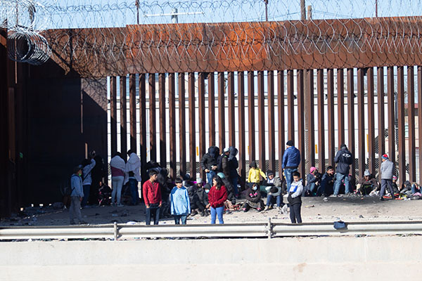 Más de 150,000 migrantes fueron espiados por EU con una aplicación móvil