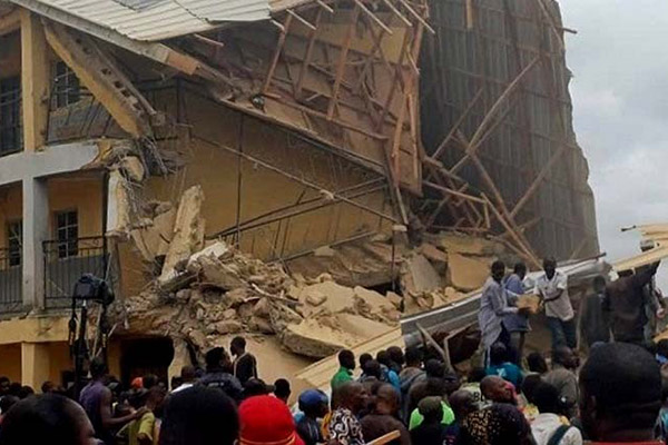 Colapsa edificio de una escuela en Nigeria; decenas de personas están atrapadas