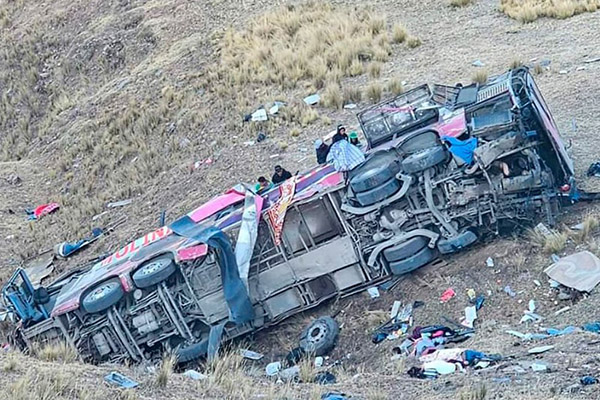 Accidente de autobús deja al menos 21 muertos en Perú