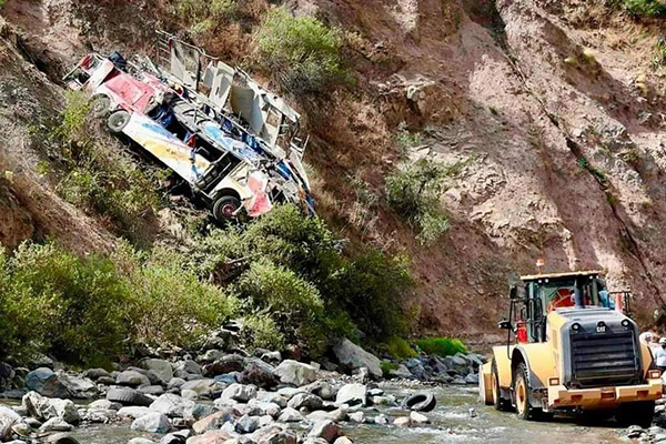 Sube a 26 cifra de muertos por accidente de autobús en Perú