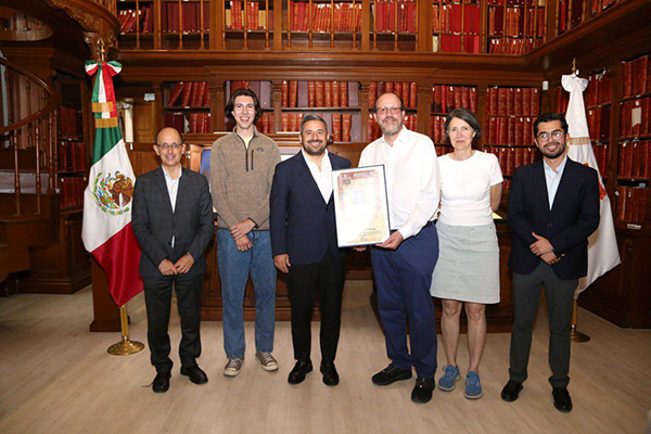 Ayuntamiento de Puebla otorgó copia de Cédula Real al Premio Nobel Michael Robert Kremer