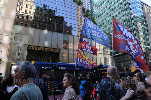 Sujeto atropella a un hombre que colocaba carteles en apoyo a Trump