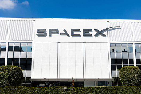 SpaceX aplaza hasta agosto el proyecto para llevar a turistas al espacio exterior