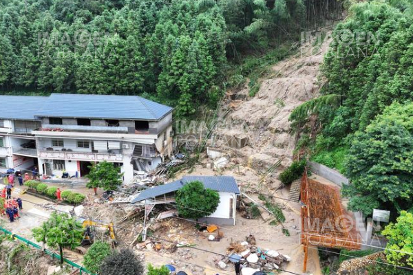Asciende a 15 la cifra de muertos por deslizamiento de tierra en China central