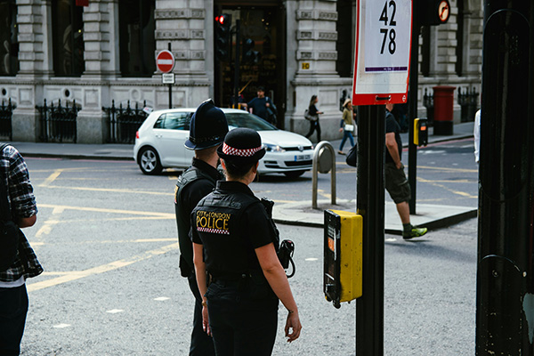 Van dos niños muertos tras ataque con cuchillo en Inglaterra