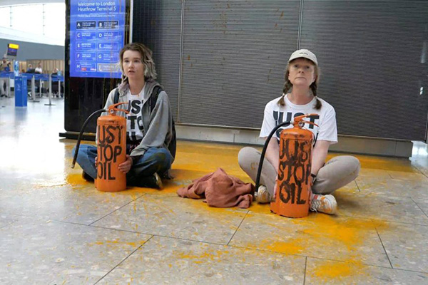 Activistas de Just Stop Oil rocían pintura en el aeropuerto londinense de Heathrow