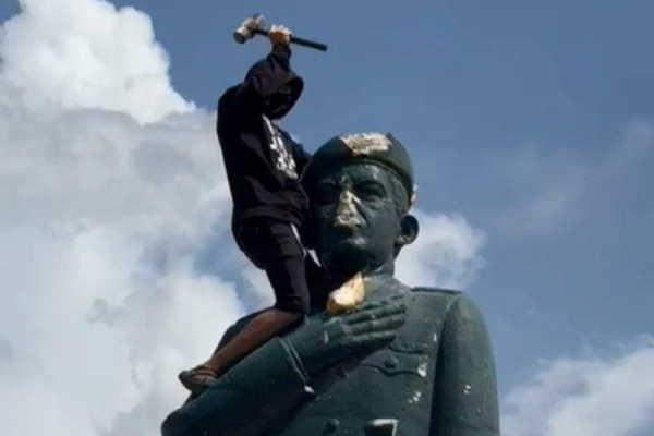 Al menos 5 estatuas de Hugo Chávez son derribadas en protestas tras reelección de Maduro
