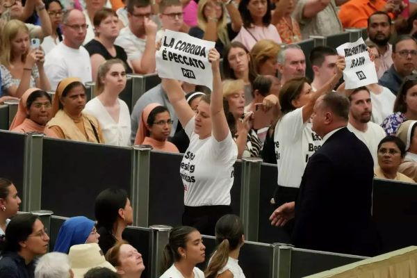 Animalistas interrumpen audiencia del papa Francisco; piden que condene la tauromaquia