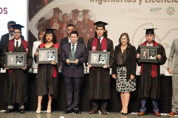 Se gradúan licenciados e ingenieros en la Universidad Tecnológica de Puebla
