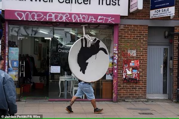 Unos enmascarados se roban en Londres una parabólica con la última obra de Banksy