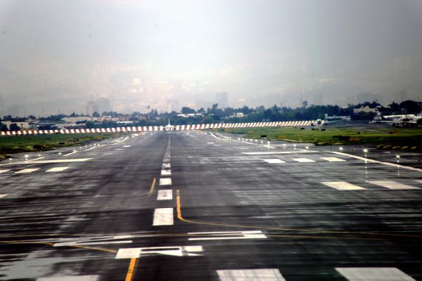 Estudio revela que viajar en avión es dos veces más seguro cada década desde 1960