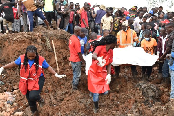 Más personas siguen atrapadas luego de alud en vertedero de basura en Uganda