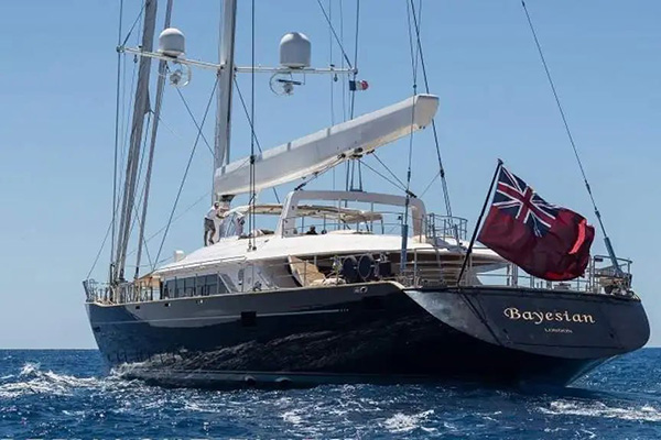 Yate con millonarios a bordo tardó dos minutos en hundirse en costas de Sicilia