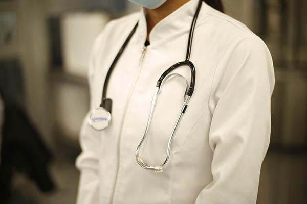 OMS lanza plan global para contener brote de mpox