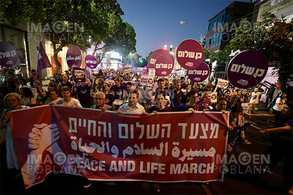 Protesta multitudinaria contra Netanyahu bloquea la vía principal de Tel Aviv